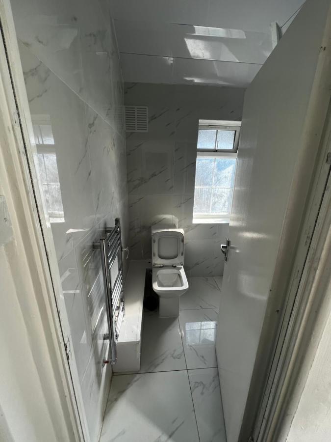 Good Priced Single Rooms In Sherperds Bush Londra Esterno foto