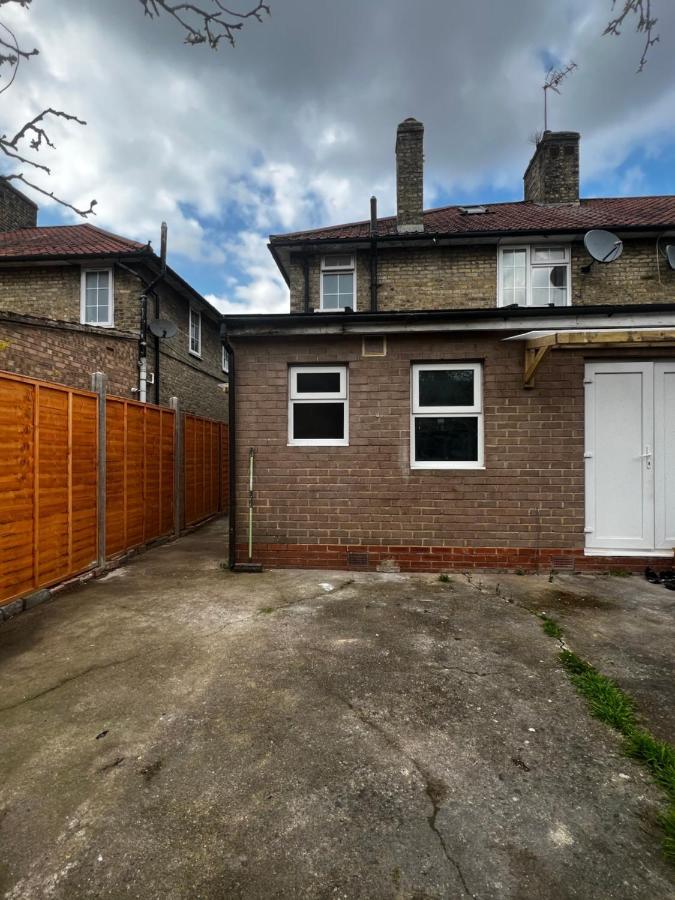 Good Priced Single Rooms In Sherperds Bush Londra Esterno foto