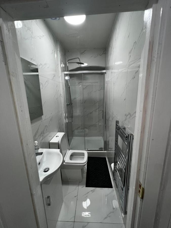 Good Priced Single Rooms In Sherperds Bush Londra Esterno foto